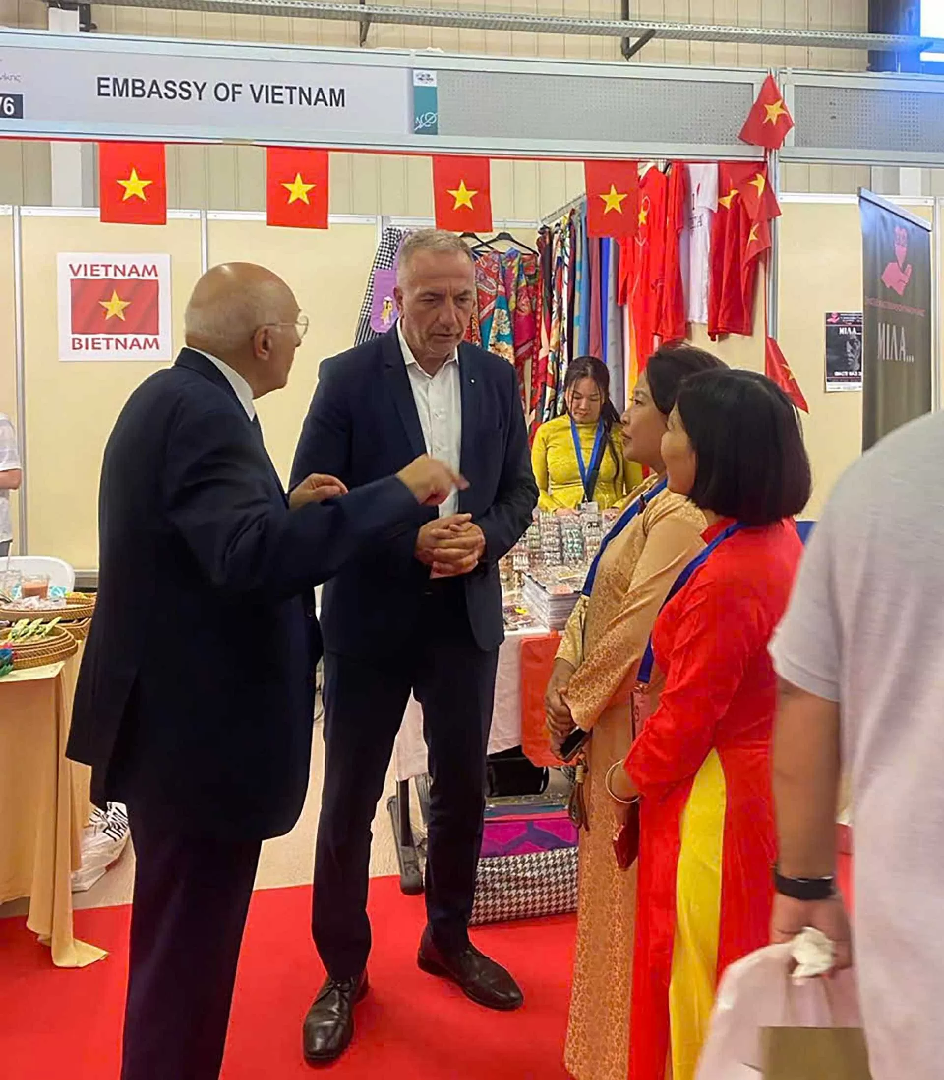 Thứ trưởng Bộ Kinh tế và phát triển Hy Lạp thăm gian hàng Việt Nam. Thứ trưởng Bộ Kinh tế và phát triển Hy Lạp thăm gian hàng Việt Nam.