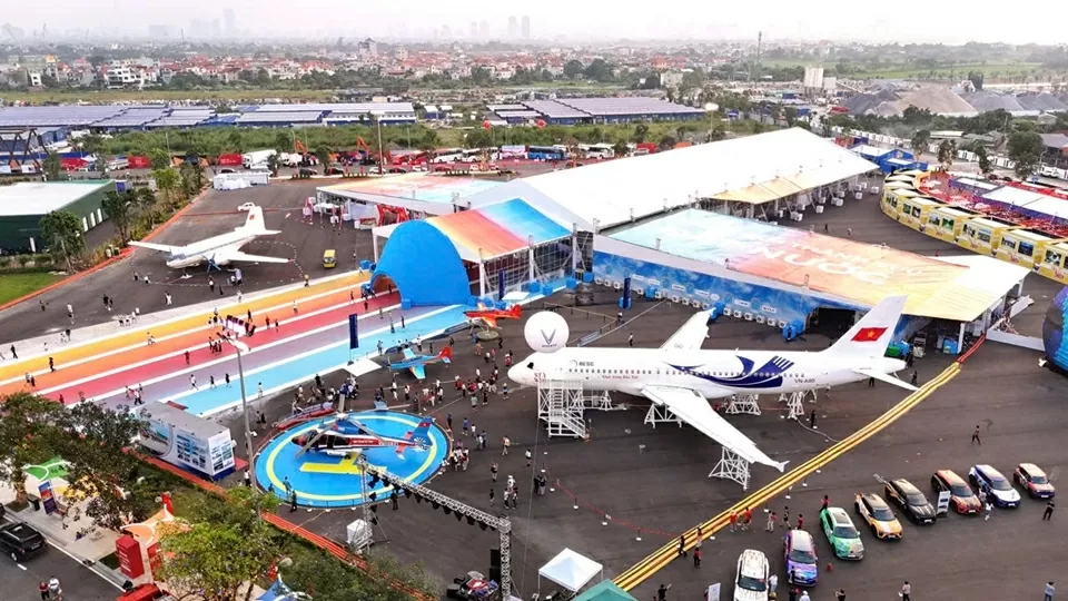 Chuyên cơ từng phục vụ Chủ tịch Hồ Chí Minh thu hút sự chú ý tại Triển lãm thành tựu ngành Xây dựng