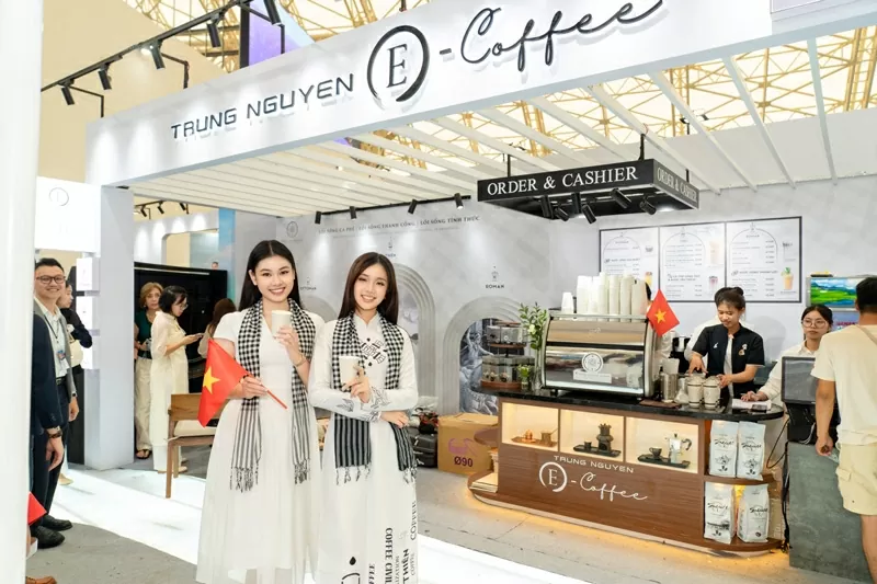 Nghệ sỹ Izara Thiên Nga và hoa khôi Anh Thy thích thú trải nghiệm hệ sinh thái cà phê chuyên biệt, giàu bản sắc của mô hình Trung Nguyên E-Coffee. Nghệ sỹ Izara Thiên Nga và hoa khôi Anh Thy thích thú trải nghiệm hệ sinh thái cà phê chuyên biệt, giàu bản sắc của mô hình Trung Nguyên E-Coffee.