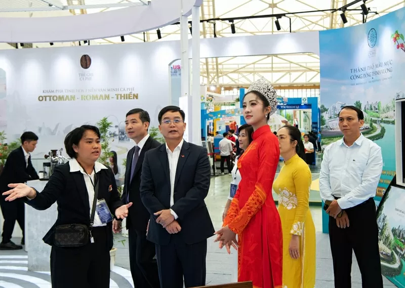 Hoa hậu Việt Nam, Đại sứ Du lịch tỉnh Đắk Lắk Hà Trúc Linh cùng các đại biểu khám phá hệ sinh thái đặc biệt của Trung Nguyên Legend xây dựng tại Đắk Lắk, góp phần đưa Đắk Lắk trở thành “Điểm đến của cà phê thế giới”. Hoa hậu Việt Nam, Đại sứ Du lịch tỉnh Đắk Lắk Hà Trúc Linh cùng các đại biểu khám phá hệ sinh thái đặc biệt của Trung Nguyên Legend xây dựng tại Đắk Lắk, góp phần đưa Đắk Lắk trở thành “Điểm đến của cà phê thế giới”.