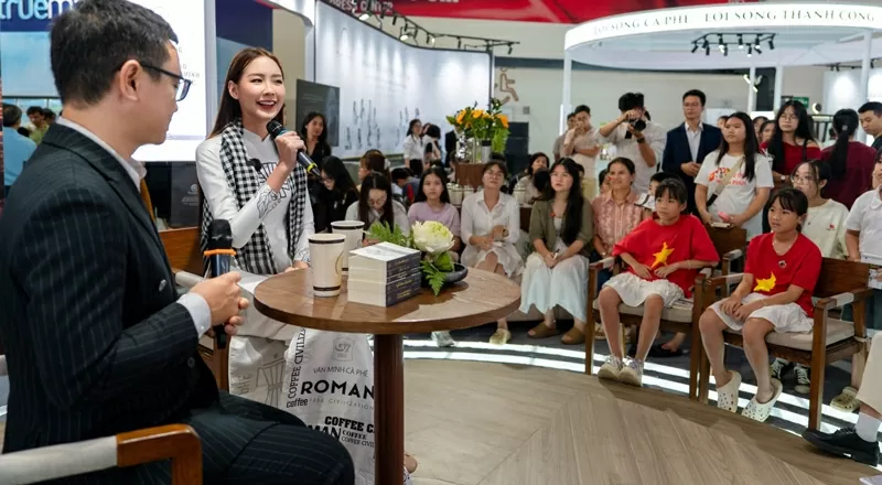 Talkshow “Khát vọng tuổi trẻ - Khởi nghiệp kiến quốc” thu hút đông đảo bạn trẻ và khách tham quan giao lưu, chia sẻ. Talkshow “Khát vọng tuổi trẻ - Khởi nghiệp kiến quốc” thu hút đông đảo bạn trẻ và khách tham quan giao lưu, chia sẻ.