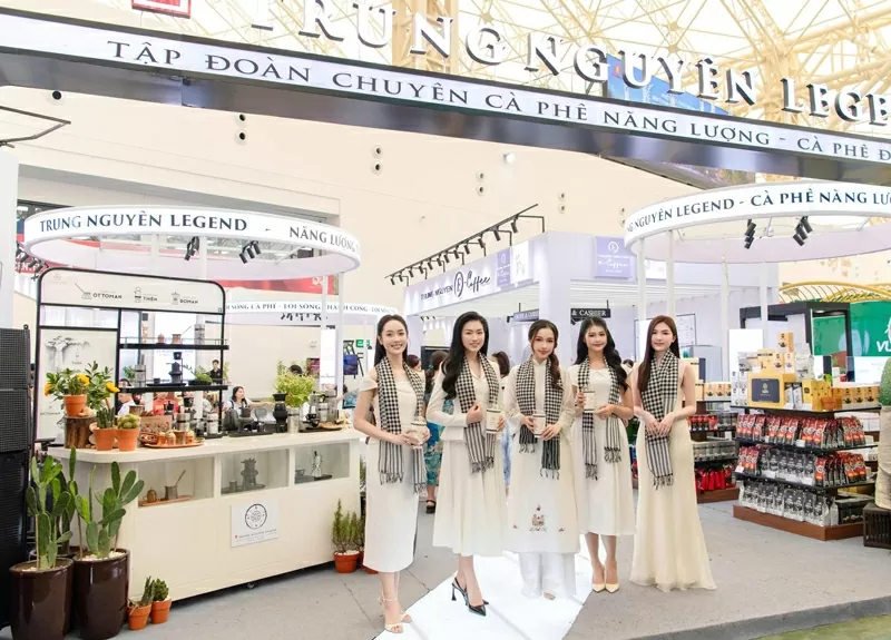 Các hoa hậu, người đẹp Việt hào hứng khám phá không gian văn hóa cà phê Việt Nam đặc sắc, cùng Trung Nguyên Legend lan tỏa năng lượng tỉnh thức, sáng tạo tại triển lãm A80. Các hoa hậu, người đẹp Việt hào hứng khám phá không gian văn hóa cà phê Việt Nam đặc sắc, cùng Trung Nguyên Legend lan tỏa năng lượng tỉnh thức, sáng tạo tại triển lãm A80.