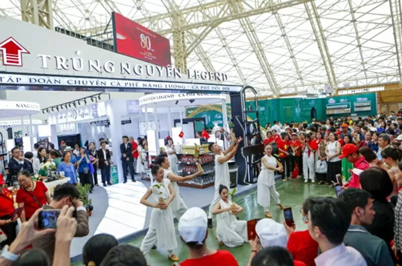Không gian văn hóa cà phê Trung Nguyên Legend với những trải nghiệm cà phê đặc sắc tại triển lãm A80 thu hút đông đảo khách tham quan trong nước và quốc tế. Không gian văn hóa cà phê Trung Nguyên Legend với những trải nghiệm cà phê đặc sắc tại triển lãm A80 thu hút đông đảo khách tham quan trong nước và quốc tế.