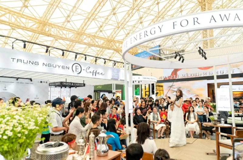 Nghệ sỹ Izara Thiên Nga thể hiện tài năng âm nhạc và nghệ thuật trong không gian Trung Nguyên Legend làm nổi bật sự kết nối giữa cà phê – nghệ thuật – khát vọng sống đẹp Nghệ sỹ Izara Thiên Nga thể hiện tài năng âm nhạc và nghệ thuật trong không gian Trung Nguyên Legend làm nổi bật sự kết nối giữa cà phê – nghệ thuật – khát vọng sống đẹp