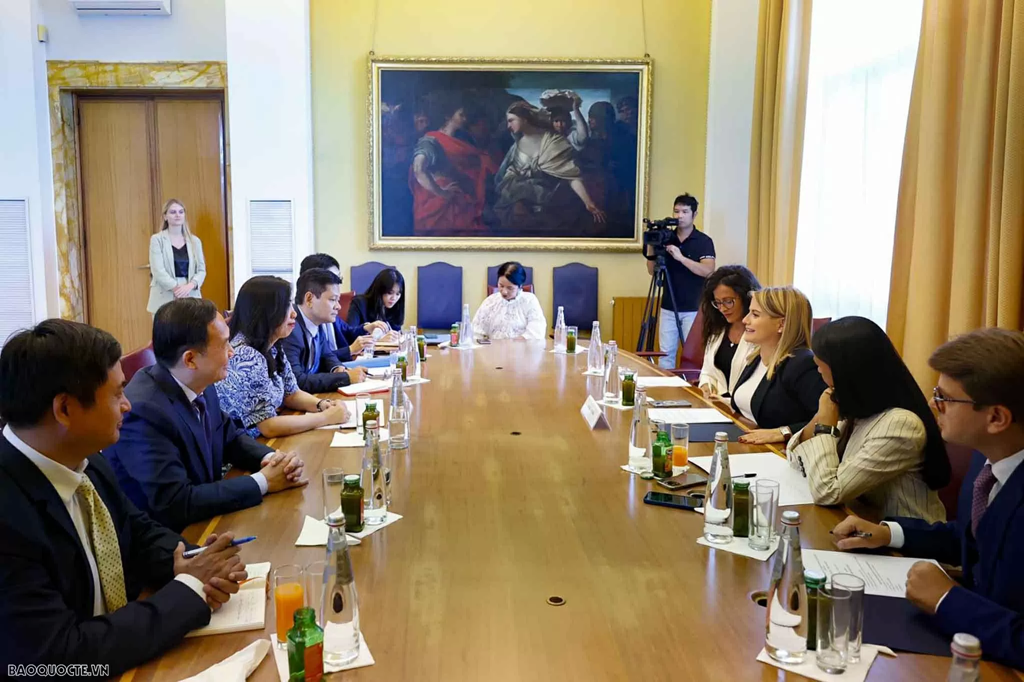 Thứ trưởng Ngoại giao Lê Thị Thu Hằng thăm, làm việc tại Italy