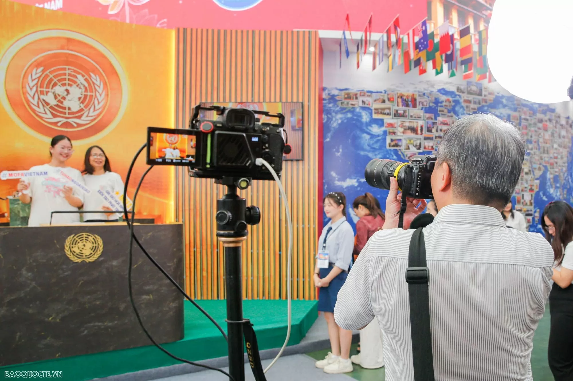 báo tham quan triển lãm Báo Thế giới và Việt Nam tìm về hành trình 80 năm vẻ vang của đất nước và nền Ngoại giao cách mạng