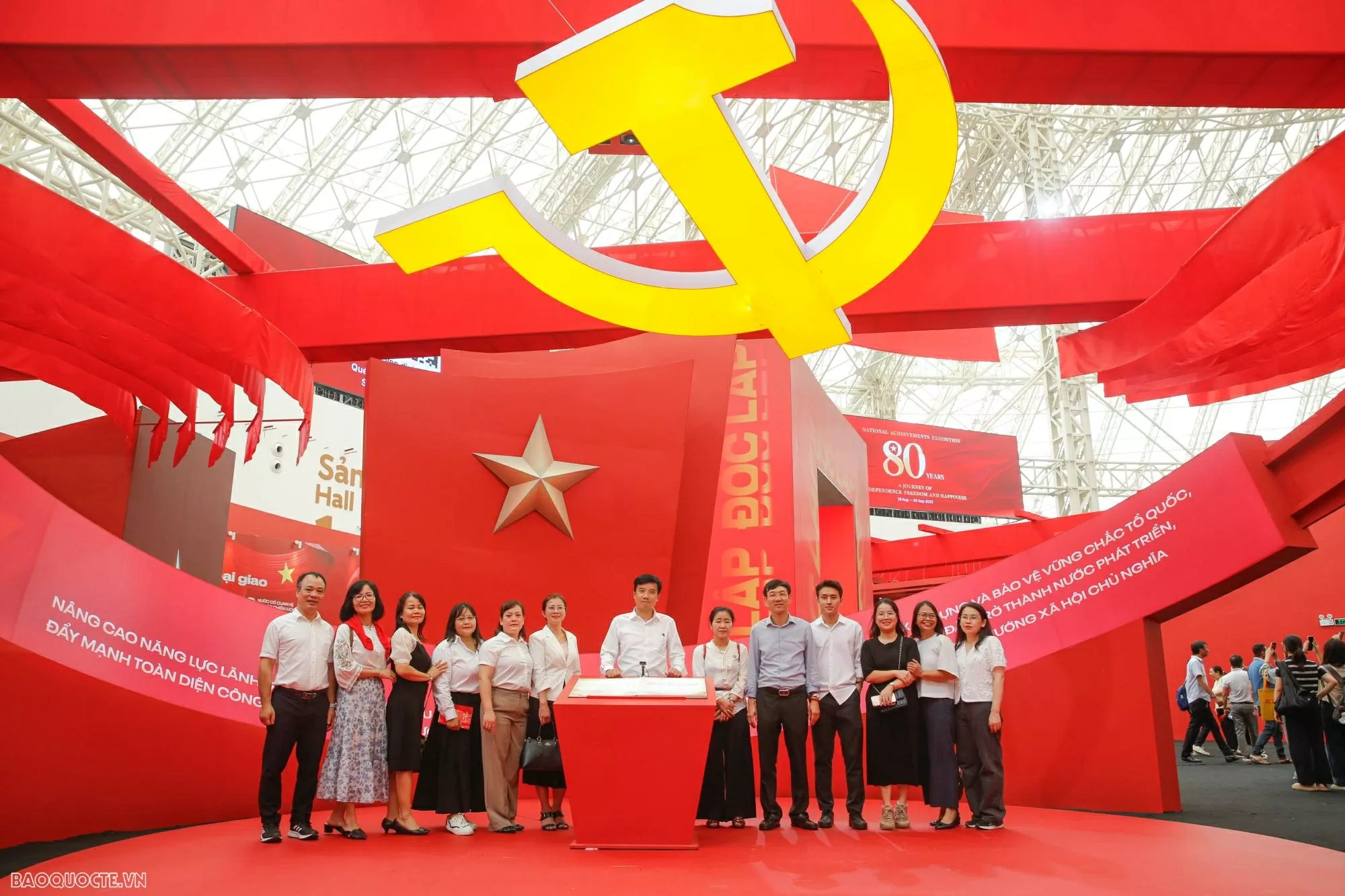 báo tham quan triển lãm Báo Thế giới và Việt Nam tìm về hành trình 80 năm vẻ vang của đất nước và nền Ngoại giao cách mạng