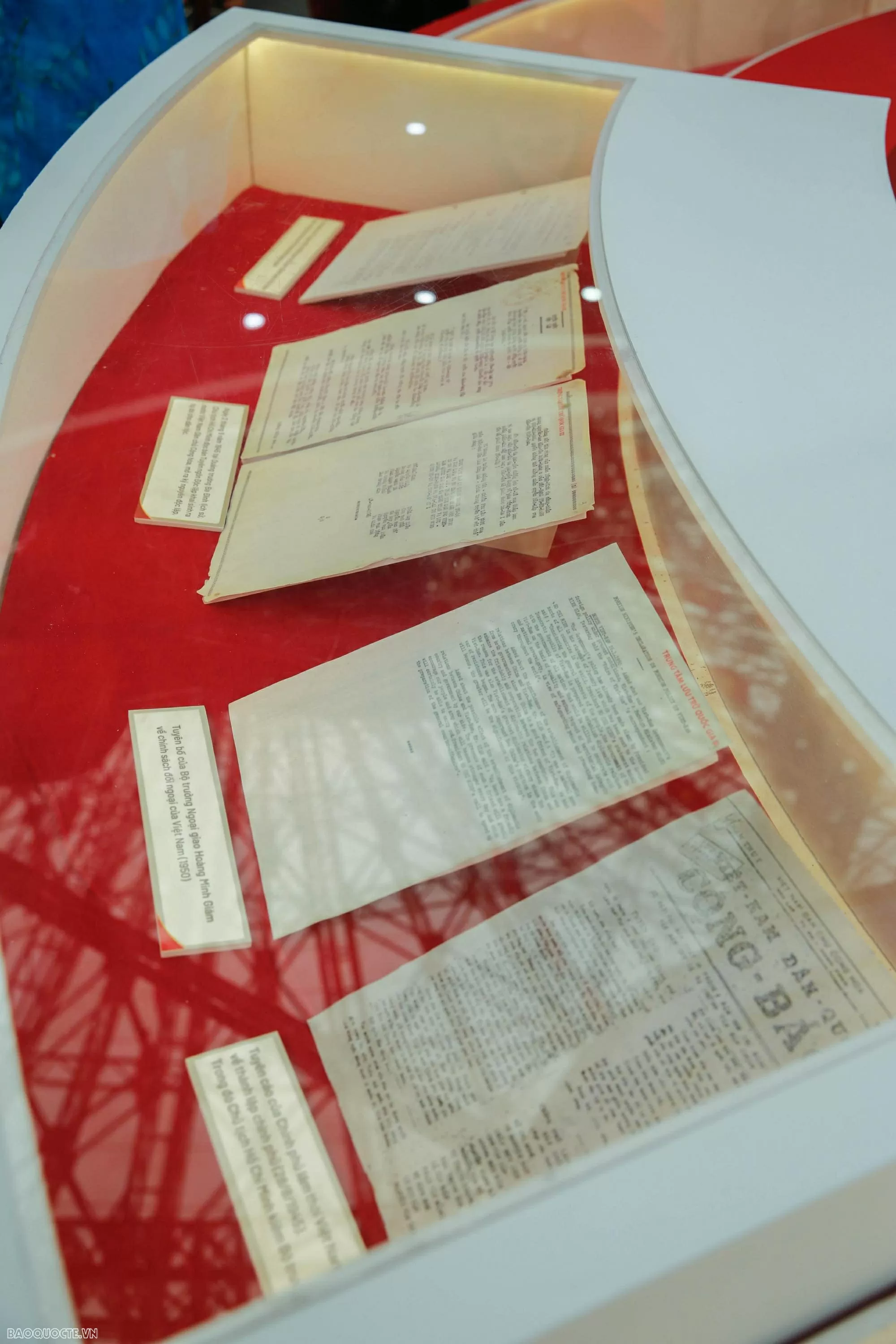 báo tham quan triển lãm Báo Thế giới và Việt Nam tìm về hành trình 80 năm vẻ vang của đất nước và nền Ngoại giao cách mạng