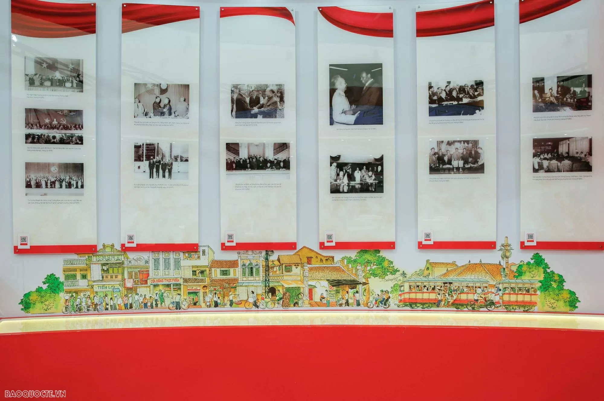 báo tham quan triển lãm Báo Thế giới và Việt Nam tìm về hành trình 80 năm vẻ vang của đất nước và nền Ngoại giao cách mạng