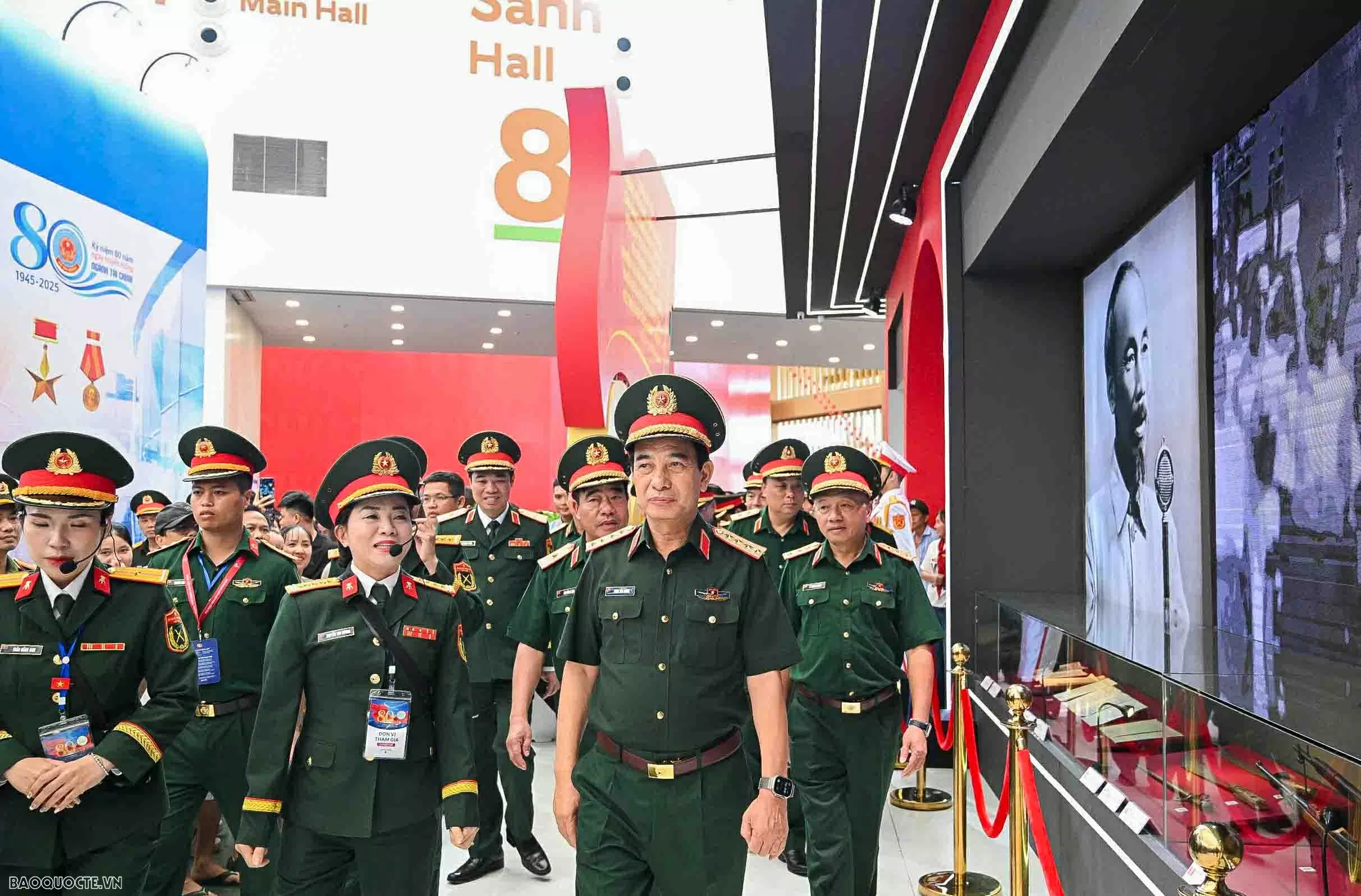 Đại tướng Phan Văn Giang kiểm tra khí tài của quân đội Việt Nam Đại tướng Phan Văn Giang kiểm tra khí tài của quân đội Việt Nam