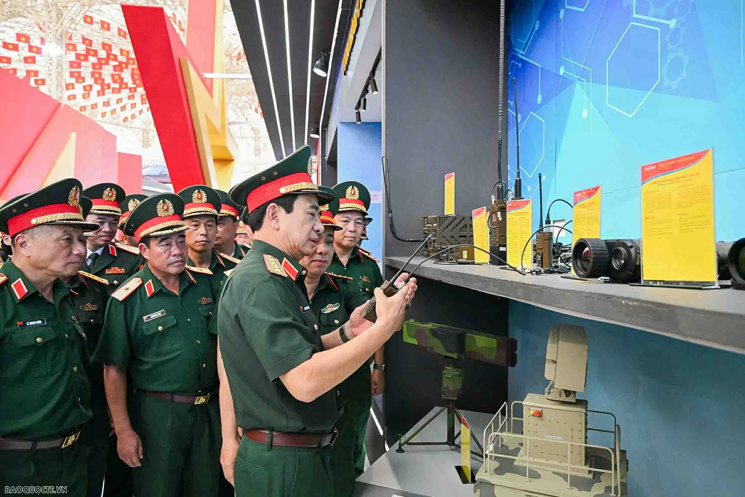 Đại tướng Phan Văn Giang kiểm tra khí tài của quân đội Việt Nam Đại tướng Phan Văn Giang kiểm tra khí tài của quân đội Việt Nam