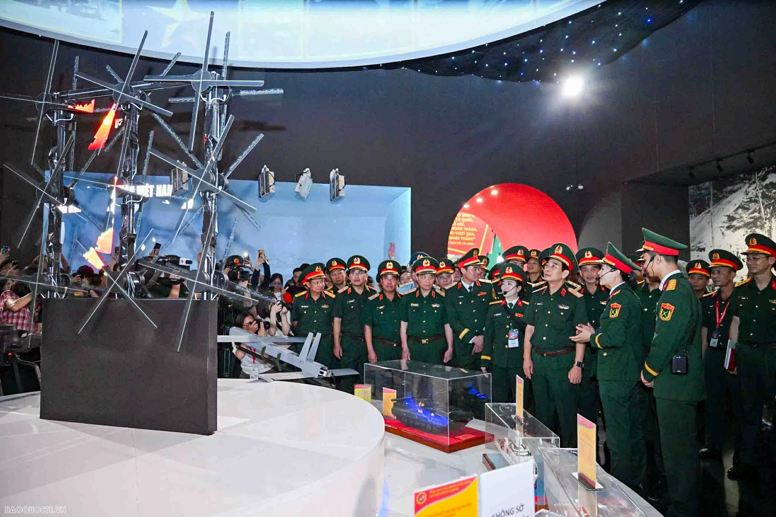 Đại tướng Phan Văn Giang kiểm tra khí tài của quân đội Việt Nam Đại tướng Phan Văn Giang kiểm tra khí tài của quân đội Việt Nam