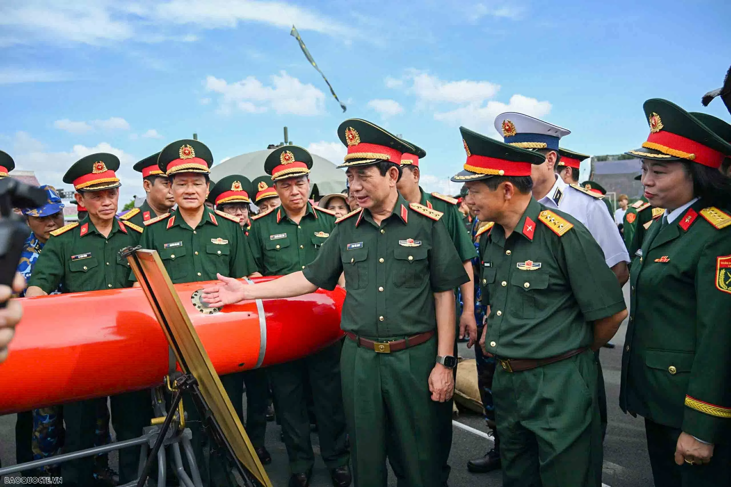 Đại tướng Phan Văn Giang kiểm tra khí tài của quân đội Việt Nam Đại tướng Phan Văn Giang kiểm tra khí tài của quân đội Việt Nam
