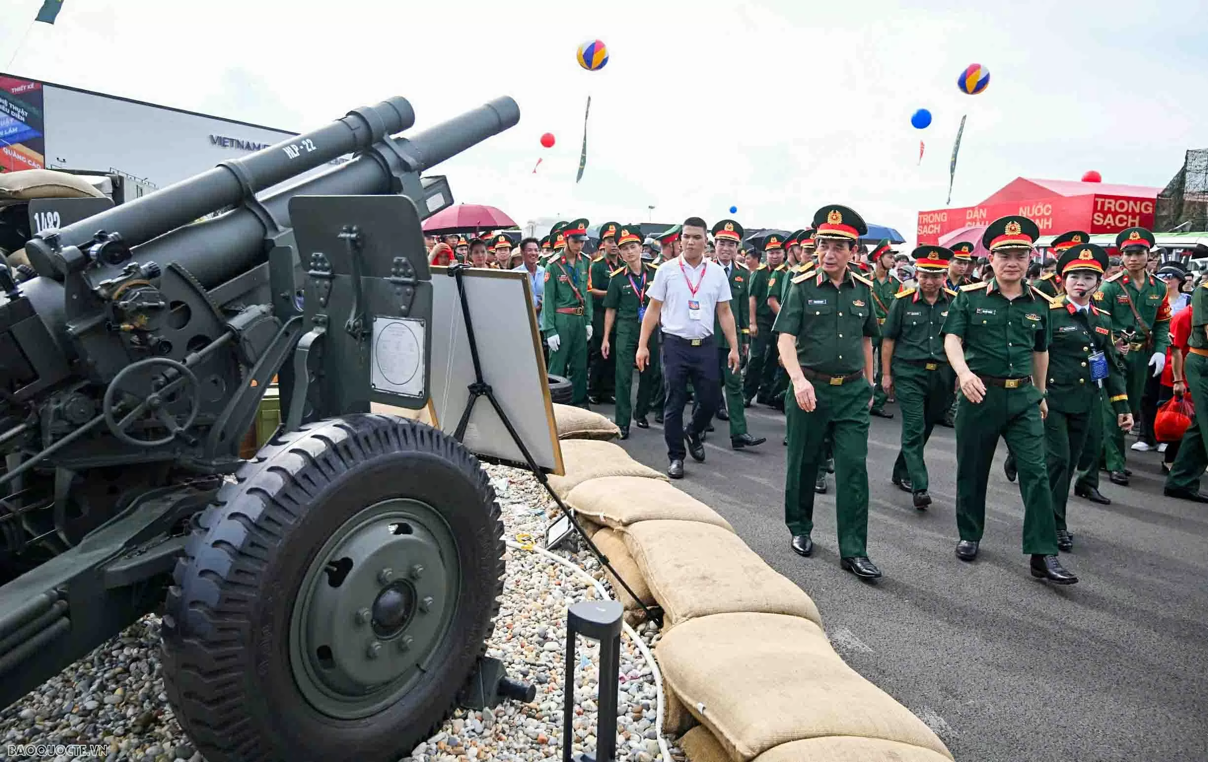 Đại tướng Phan Văn Giang kiểm tra khí tài của quân đội Việt Nam Đại tướng Phan Văn Giang kiểm tra khí tài của quân đội Việt Nam