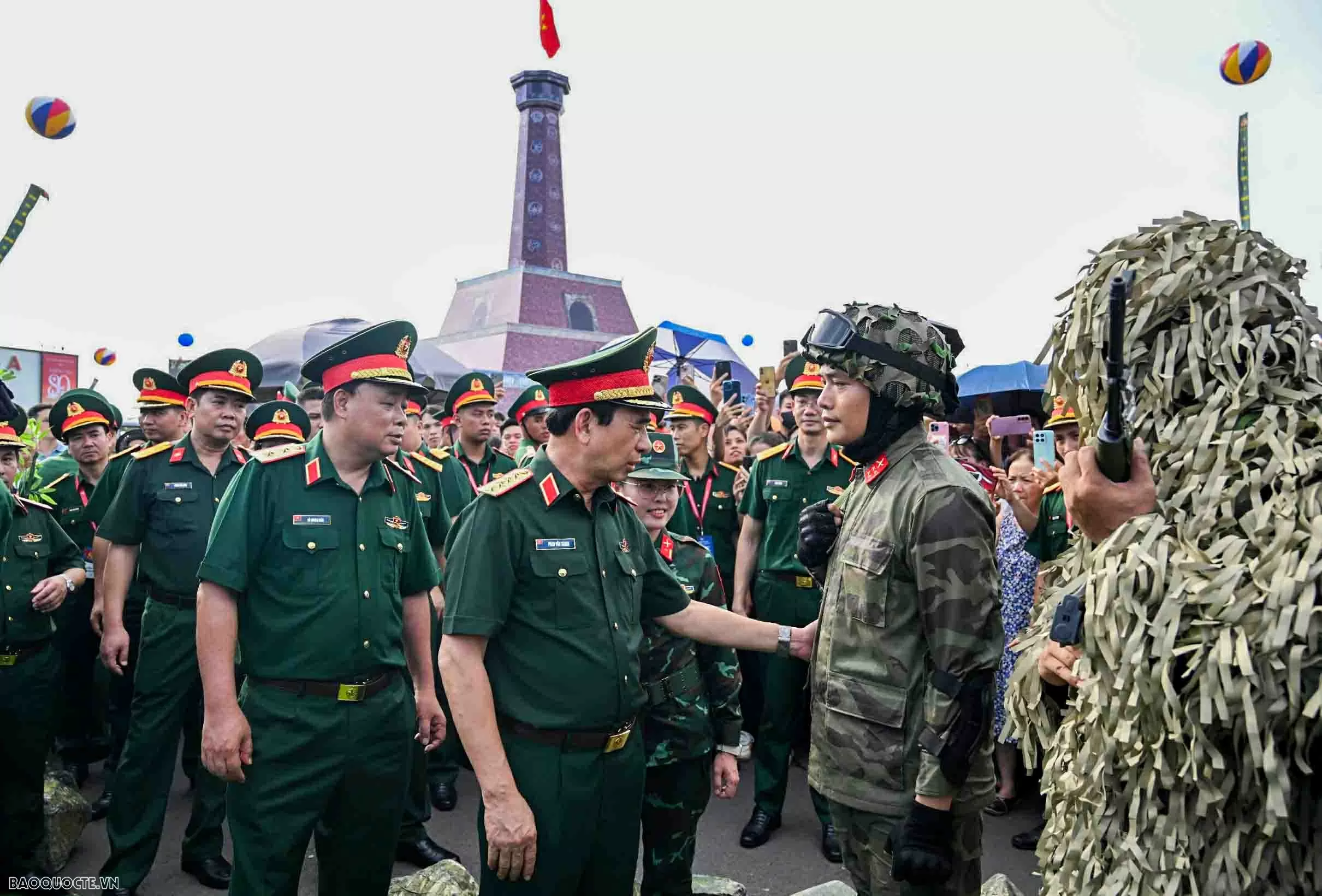 Đại tướng Phan Văn Giang kiểm tra khí tài của quân đội Việt Nam Đại tướng Phan Văn Giang kiểm tra khí tài của quân đội Việt Nam