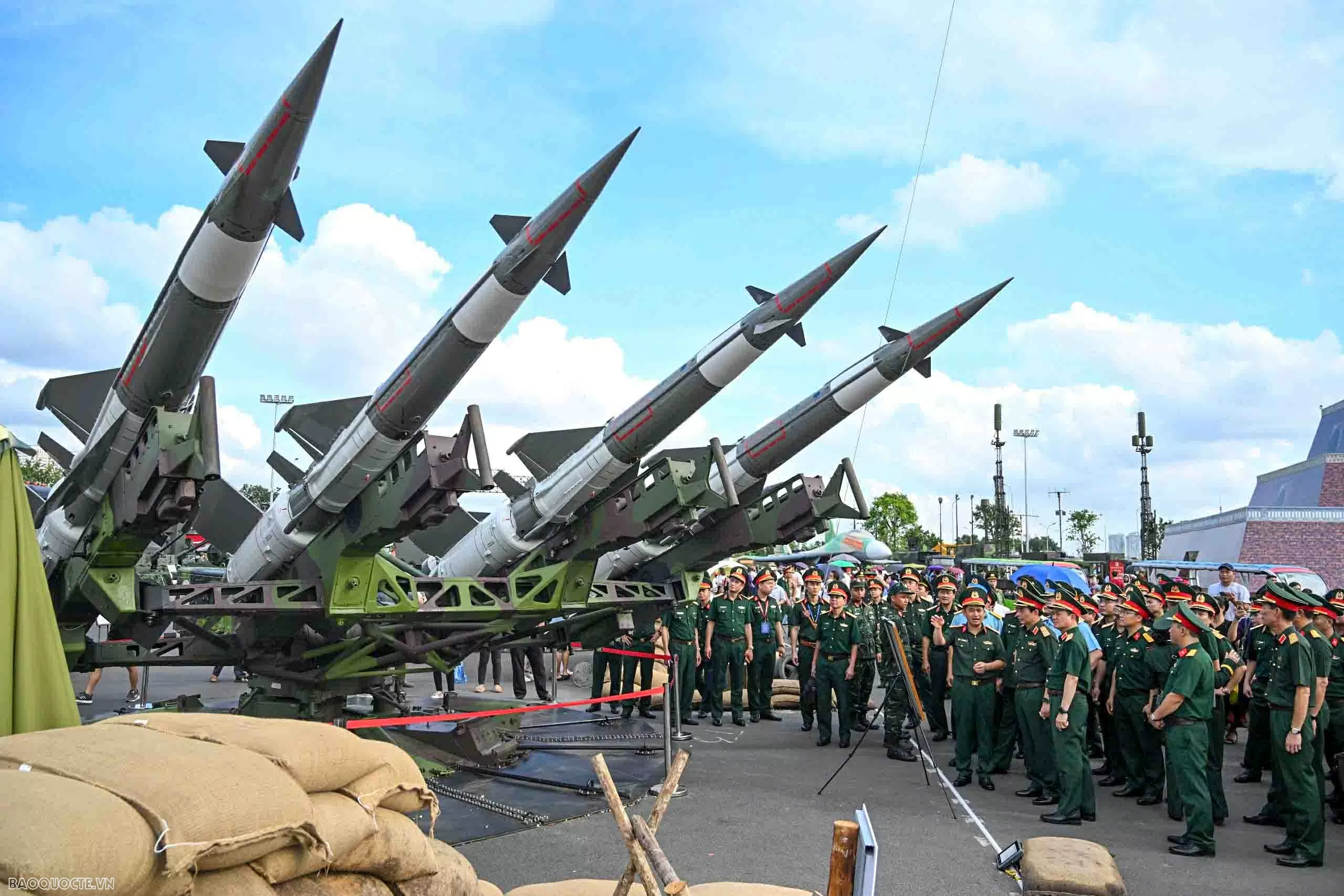 Đại tướng Phan Văn Giang kiểm tra khí tài của quân đội Việt Nam Đại tướng Phan Văn Giang kiểm tra khí tài của quân đội Việt Nam