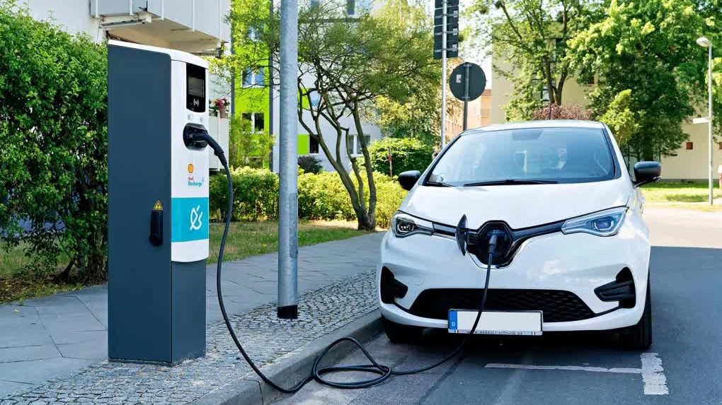 Châu Âu muốn lùi thời hạn cấm xe xăng, hé lộ kế hoạch của EU