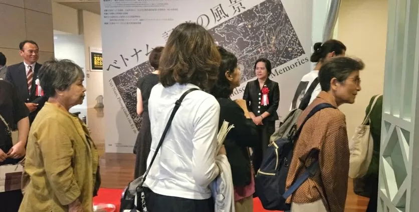Đông đảo khách thăm quan bày tỏ cảm xúc khi tham quan Triển lãm “Việt Nam đầy tự tin và quả cảm bước qua cuộc chiến tranh”.