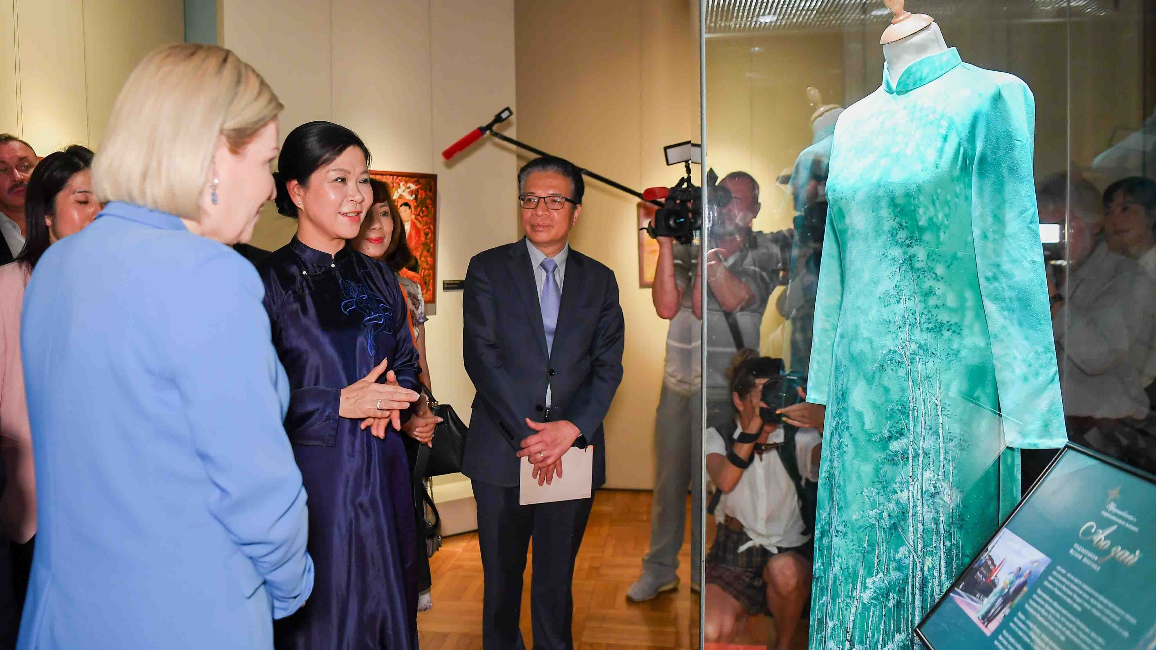 Tà áo dài Việt giữa trái tim nước Nga