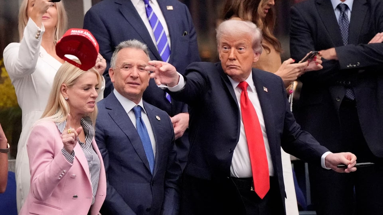 Ảnh ấn tượng: Tổng thống Mỹ 'tái xuất' một giải đấu sau 10 năm, cựu Thủ tướng Thái Lan chấp hành án tù, chính trường Nhật Bản lại biến động