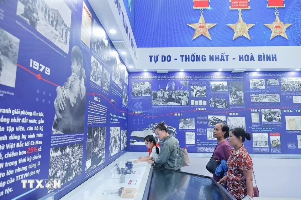 Khu vực trưng bày của TTXVN tại Triển lãm thành tựu đất nước luôn thu hút sự quan tâm của khách tham quan. 