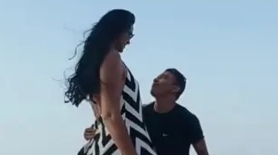 Hôn nhân hạnh phúc của gia đình người vợ cao hơn 2m và chồng kém 40cm