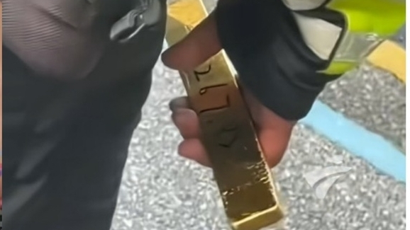 Tìm thấy chủ nhân thỏi vàng kích thước lớn rơi trên đường phố