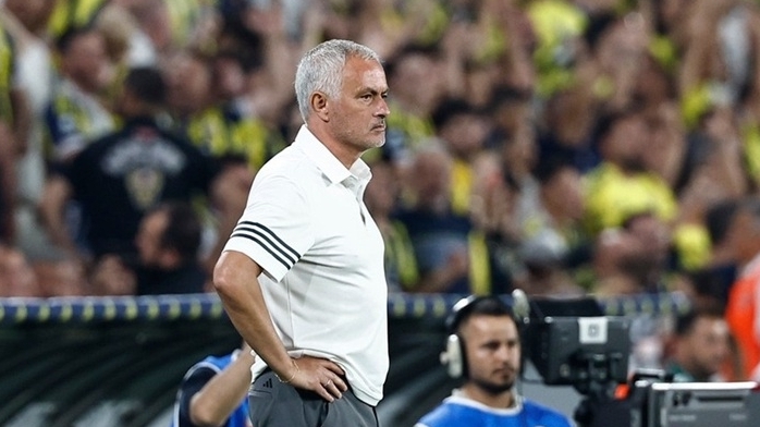 Tái xuất, HLV Mourinho thay thế HLV Bruno Lage