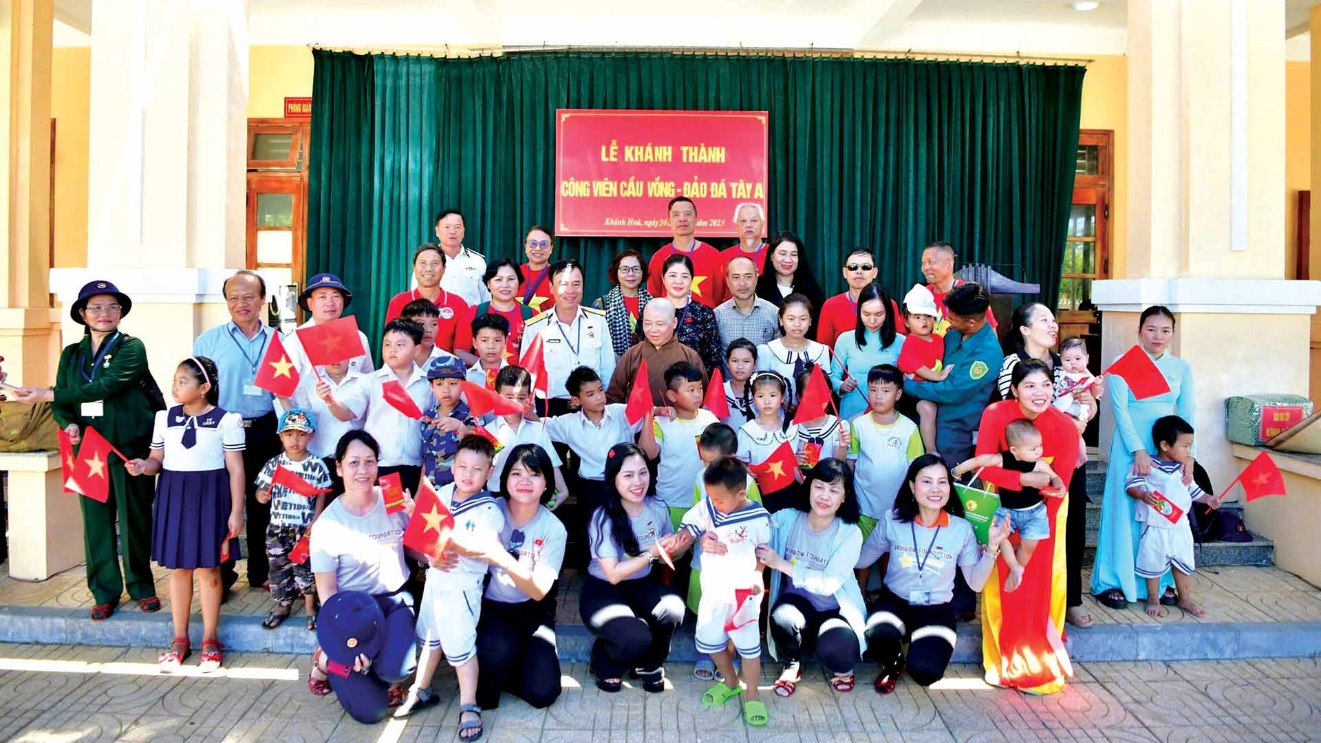 Cầu vồng trên đảo Đá Tây A