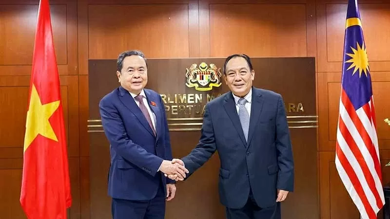 Chủ tịch Thượng viện Malaysia Dato' Awang Bemee Awang Ali Basah đón Chủ tịch Quốc hội Trần Thanh Mẫn. (Nguồn: TTXVN)