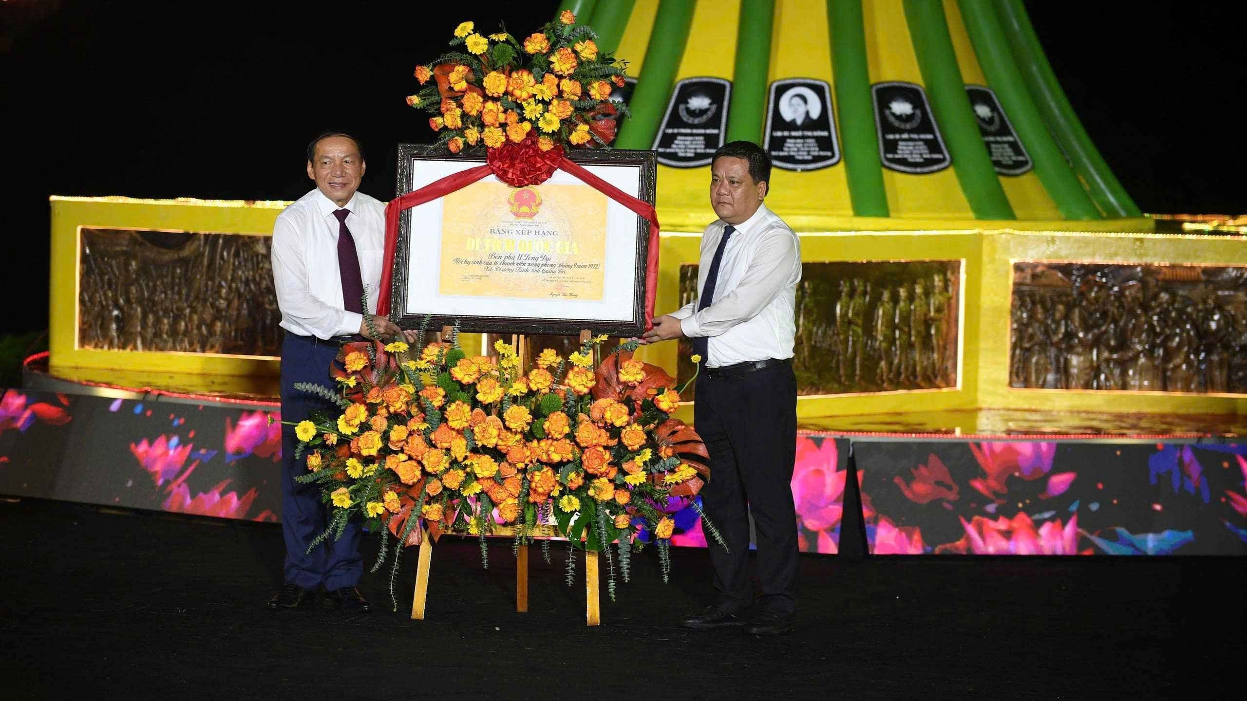 'Lời tri ân - Dòng sông hoa lửa' Đêm nghệ thuật tái hiện huyền thoại bến phà Long Đại