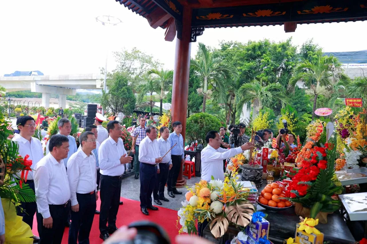 Khánh thành Khu tưởng niệm thanh niên xung phong hy sinh tại bến phà Long Đại Khánh thành Khu tưởng niệm thanh niên xung phong hy sinh tại bến phà Long Đại
