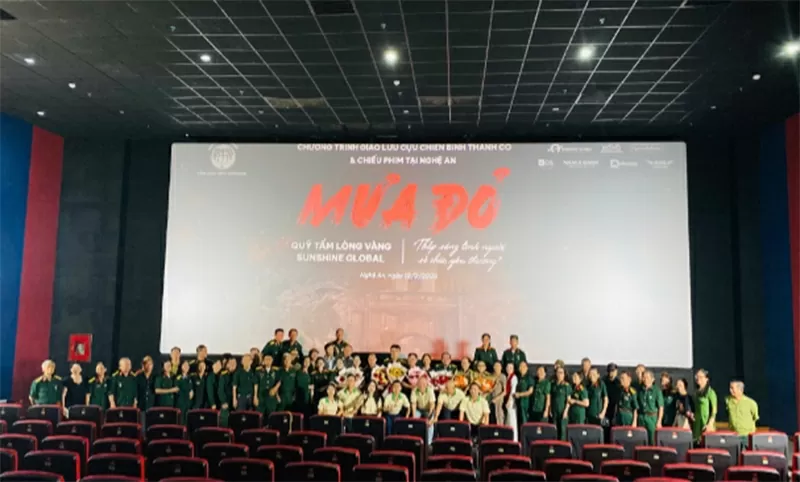 Quỹ Tấm lòng vàng SUNSHINE GLOBAL tổ chức chiếu phim 'Mưa đỏ', thắp sáng tri ân tại Nghệ An Quỹ Tấm lòng vàng SUNSHINE GLOBAL tổ chức chiếu phim 'Mưa đỏ', thắp sáng tri ân tại Nghệ An