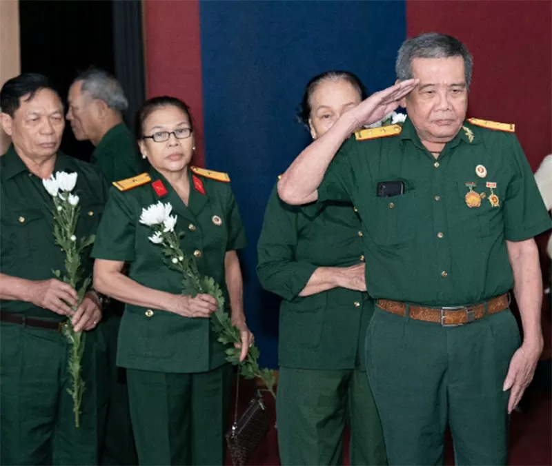 Quỹ Tấm lòng vàng SUNSHINE GLOBAL tổ chức chiếu phim 'Mưa đỏ', thắp sáng tri ân tại Nghệ An Quỹ Tấm lòng vàng SUNSHINE GLOBAL tổ chức chiếu phim 'Mưa đỏ', thắp sáng tri ân tại Nghệ An