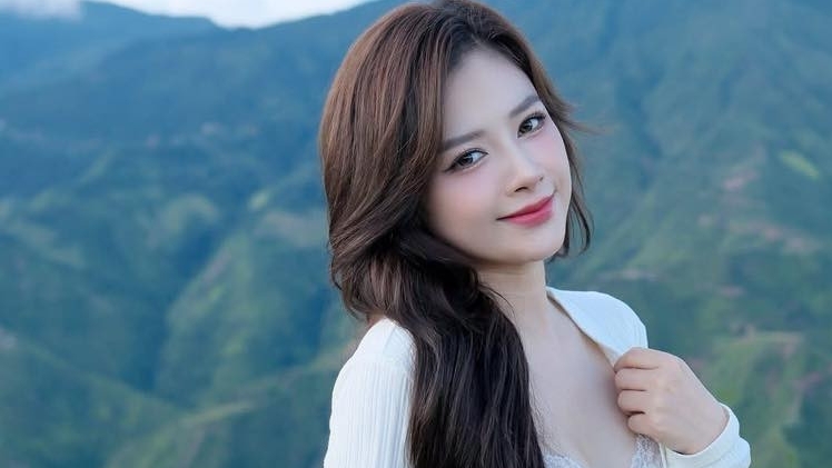 Sao Việt: Diễn viên Thúy Ngân mặc gợi cảm, ca sĩ Phạm Quỳnh Anh khoe vóc dáng mảnh mai