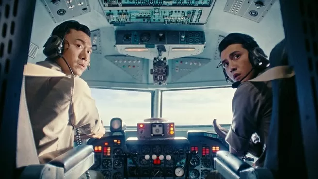 'Tử chiến trên không' chính thức vượt 'Mưa đỏ' ở phòng vé. 'Tử chiến trên không' chính thức vượt 'Mưa đỏ' ở phòng vé