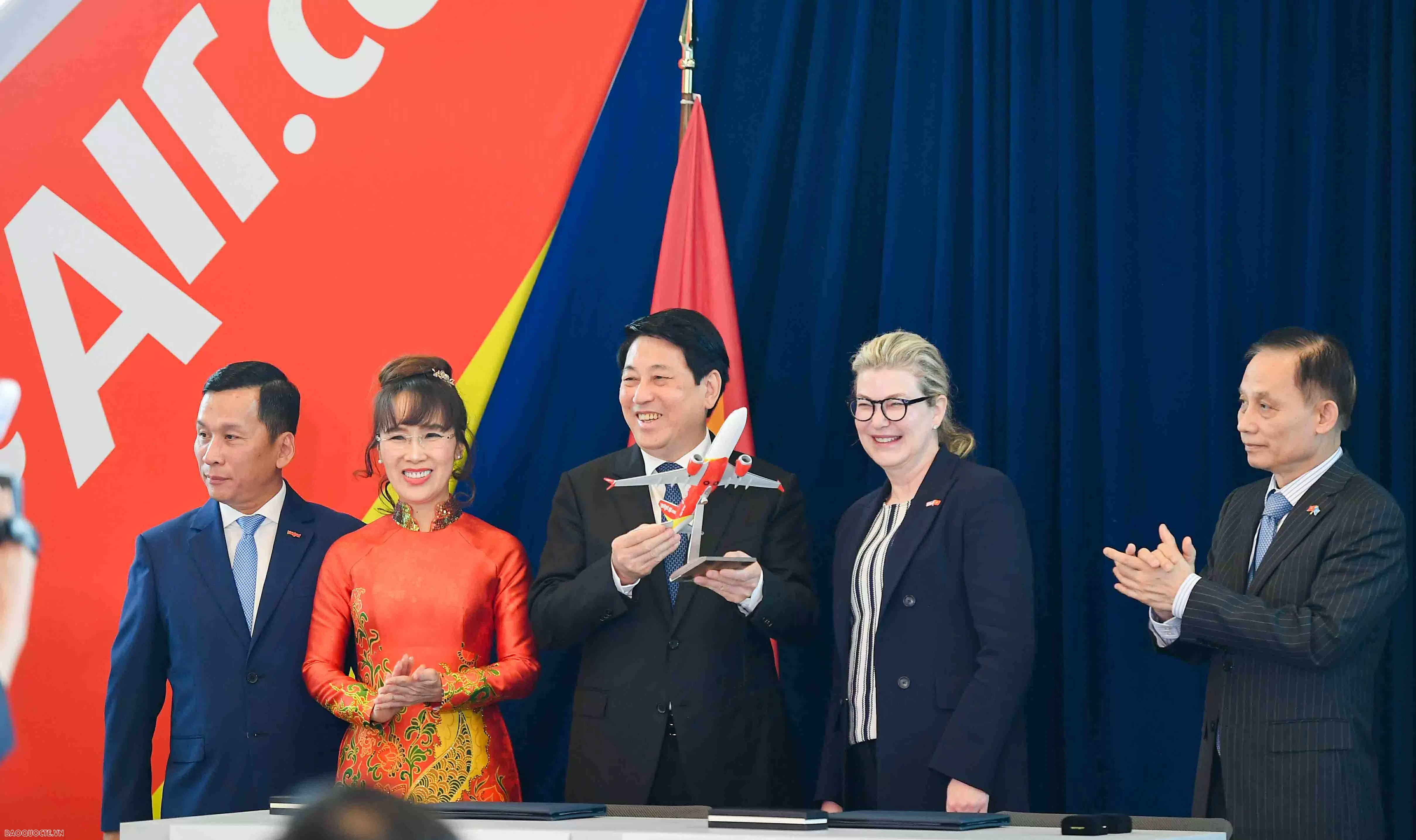 Chủ tịch nước Lương Cường chứng kiến Vietjet nhận bàn giao tàu bay Boeing đầu tiên Chủ tịch nước Lương Cường chứng kiến Vietjet nhận bàn giao tàu bay Boeing đầu tiên