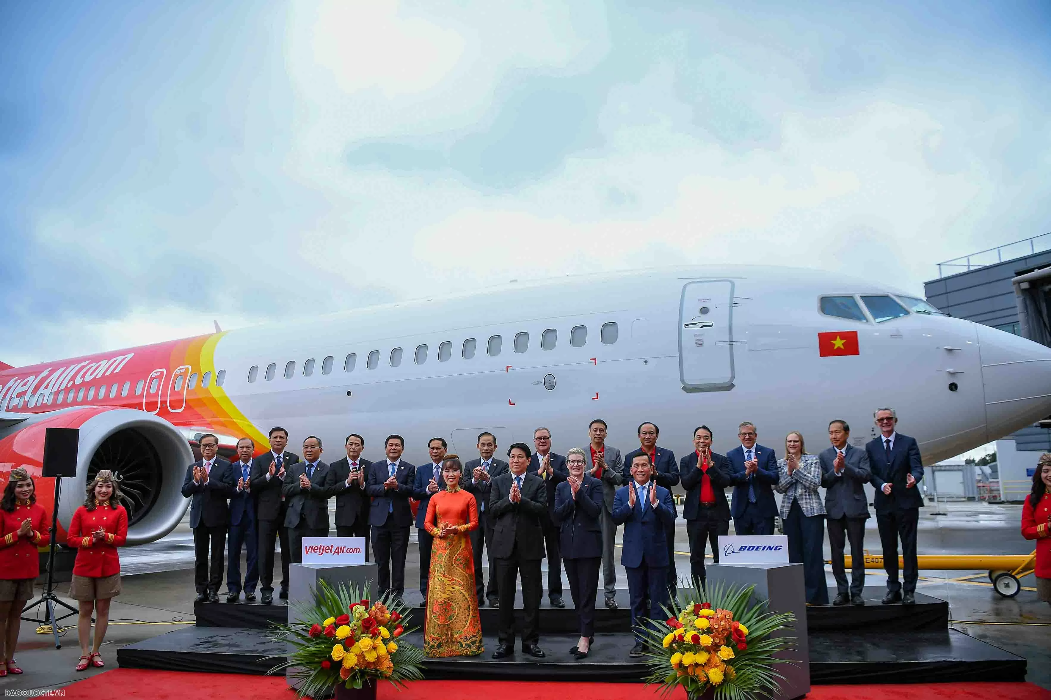 Chủ tịch nước Lương Cường chứng kiến Vietjet nhận bàn giao tàu bay Boeing đầu tiên Chủ tịch nước Lương Cường chứng kiến Vietjet nhận bàn giao tàu bay Boeing đầu tiên