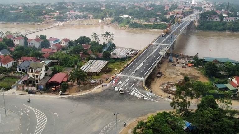 Phú Thọ: Thi công thần tốc, cầu Phong Châu dần hoàn thiện để khánh thành và thông xe