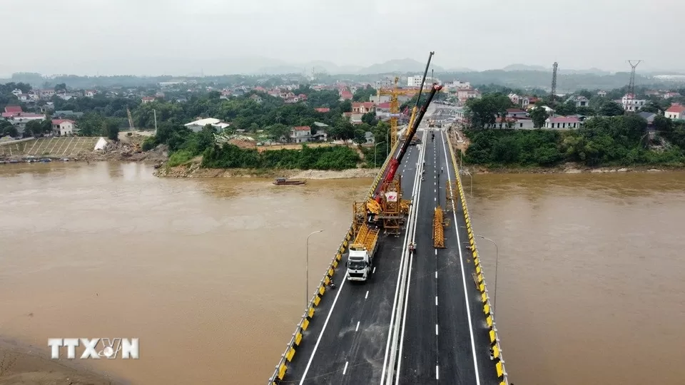 Phú Thọ: Thi công thần tốc, cầu Phong Châu dần hoàn thiện, sẽ khánh thành, thông xe vào ngày 28/9