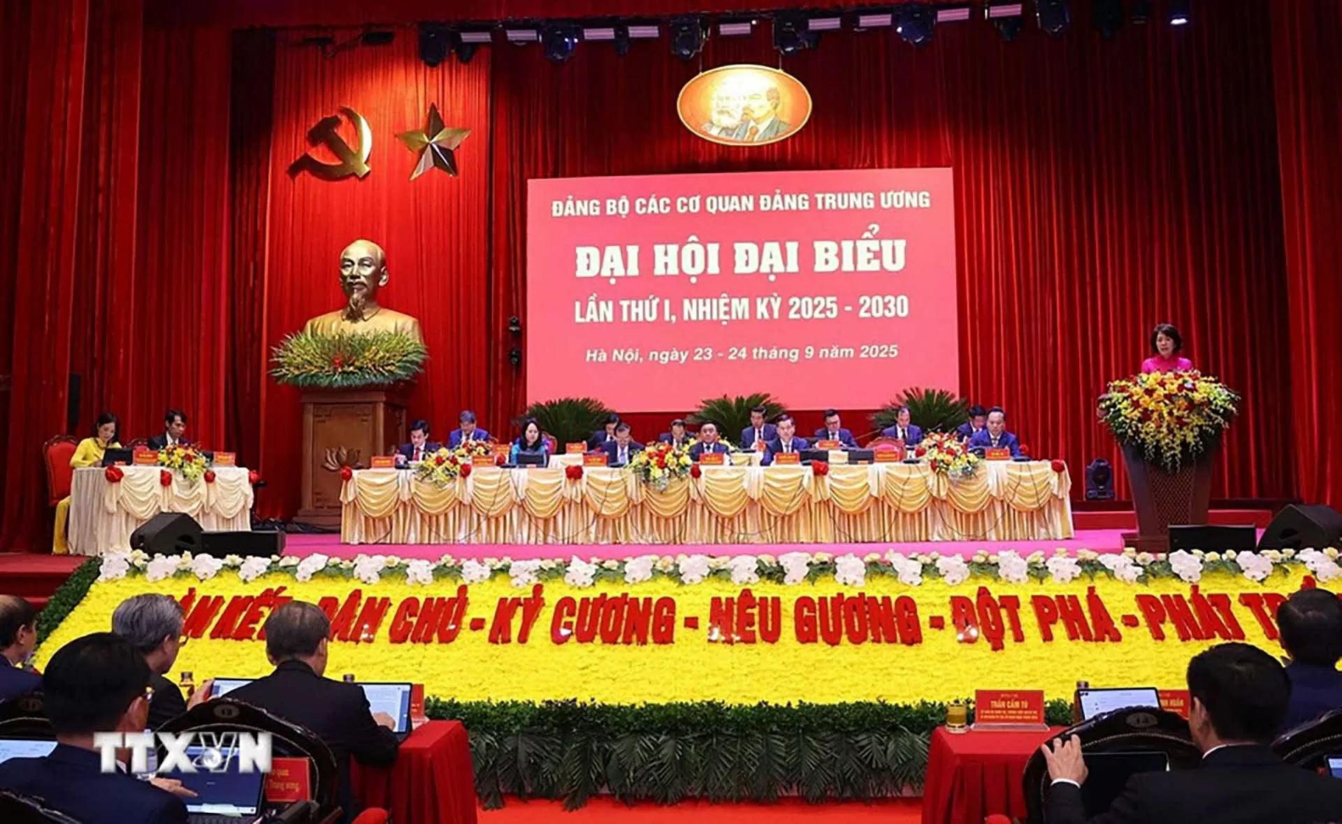 Khai mạc phiên trù bị Đại hội đại biểu Đảng bộ các cơ quan Đảng Trung ương lần thứ I Khai mạc phiên trù bị Đại hội đại biểu Đảng bộ các cơ quan Đảng Trung ương lần thứ I