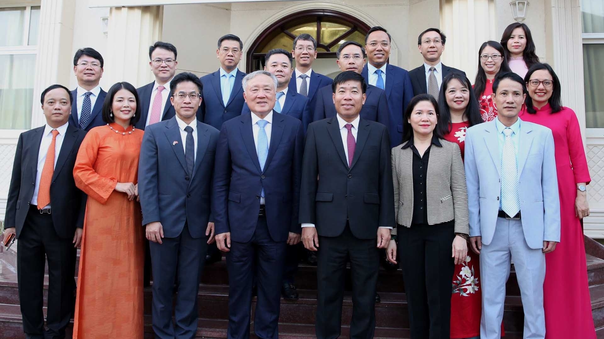 Phó Thủ tướng Thường trực Chính phủ Nguyễn Hòa Bình thăm Đại sứ quán Việt Nam tại UAE