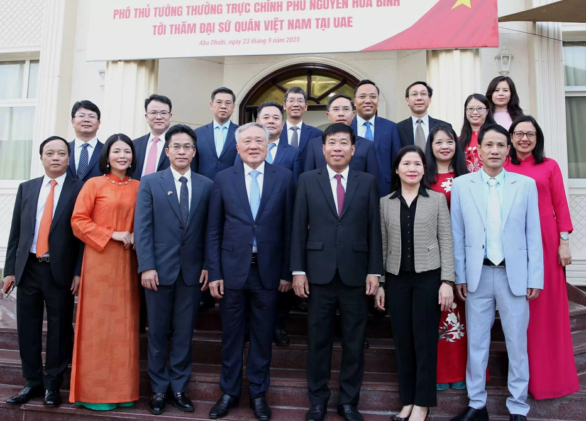 Phó Thủ tướng Thường trực Chính phủ Nguyễn Hòa Bình thăm Đại sứ quán Việt Nam tại UAE Phó Thủ tướng Thường trực Chính phủ Nguyễn Hòa Bình thăm Đại sứ quán Việt Nam tại UAE