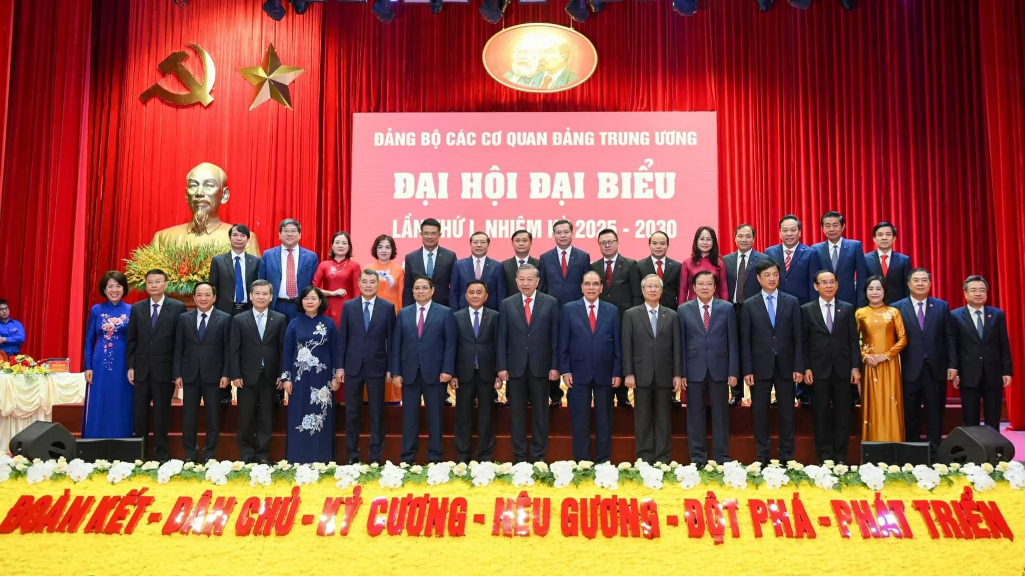 Đảng bộ các cơ quan Đảng Trung ương khẳng định vai trò ‘bộ tham mưu chiến lược’ của Đảng Đảng bộ các cơ quan Đảng Trung ương khẳng định vai trò ‘bộ tham mưu chiến lược’ của Đảng