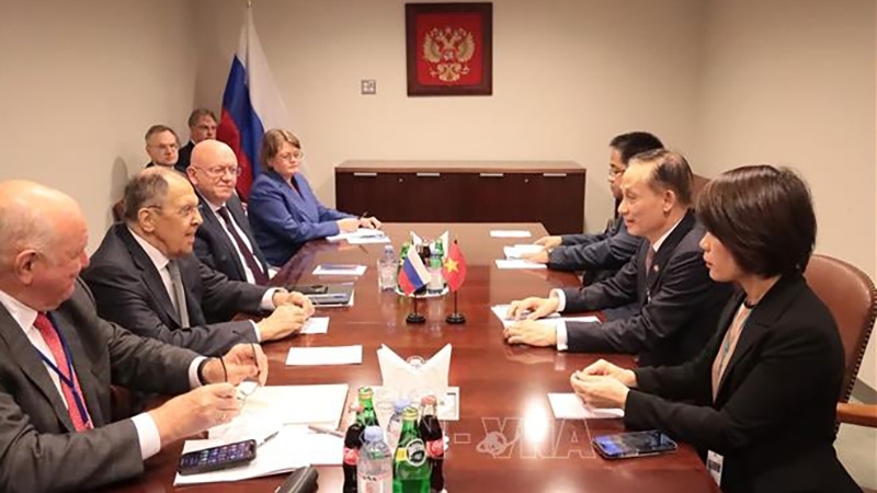 Quyền Bộ trưởng Ngoại giao Lê Hoài Trung gặp Bộ trưởng Ngoại giao Liên bang Nga