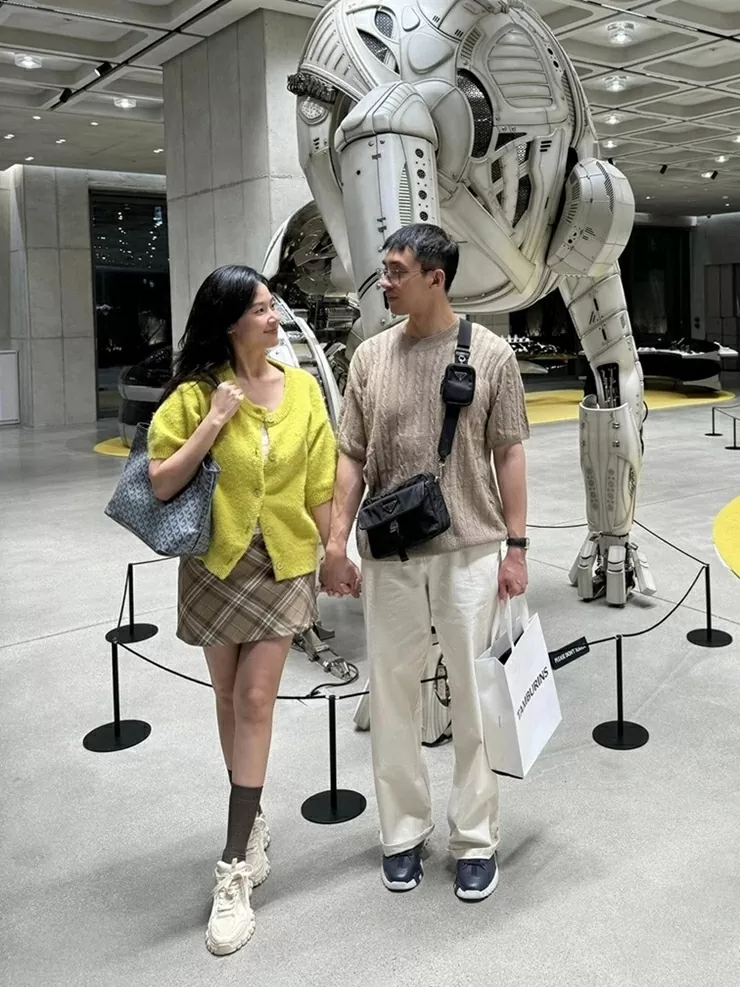 Vợ chồng Midu mới có chuyến công tác kết hợp du lịch tại Hàn Quốc. Ngày đầu tiên đến Seoul, người đẹp 36 tuổi diện váy ngắn, chọn màu hài hòa với trang phục bạn đời và tạo điểm nhấn bằng cardigan xanh neon. Vợ chồng Midu mới có chuyến công tác kết hợp du lịch tại Hàn Quốc. Ngày đầu tiên đến Seoul, người đẹp 36 tuổi diện váy ngắn, chọn màu hài hòa với trang phục bạn đời và tạo điểm nhấn bằng cardigan xanh neon.