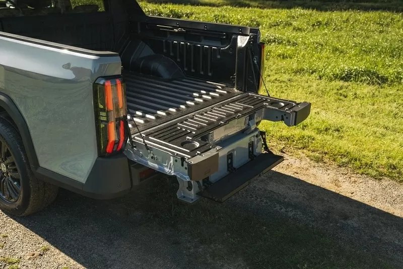 MG U9 sở hữu hệ thống treo sau đa liên kết, cửa thùng sau đóng/mở điện tích hợp chức năng là bậc lên xuống. MG U9 sở hữu hệ thống treo sau đa liên kết, cửa thùng sau đóng/mở điện tích hợp chức năng là bậc lên xuống.