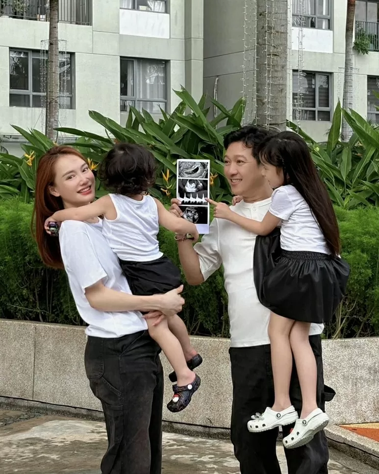 Hôm 25/9, Nhã Phương công bố tin vui mang bầu lần ba. Nữ diễn viên viết trên trang cá nhân: Diễn viên Nhã Phương xinh tươi cùng đầm suông bồng bềnh giấu dáng