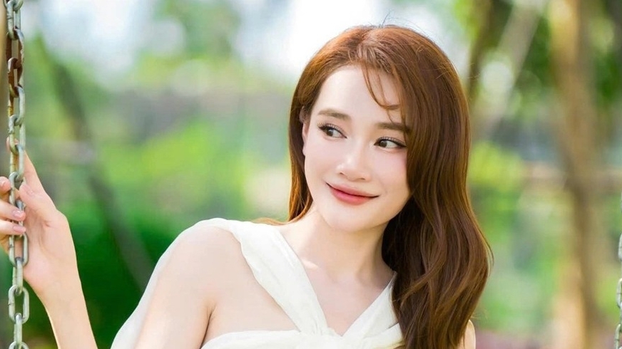 Diễn viên Nhã Phương xinh tươi cùng đầm suông bồng bềnh giấu dáng