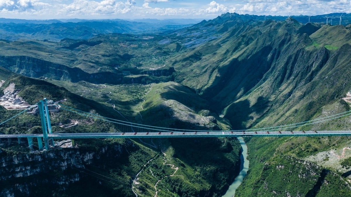 Trung Quốc sắp thông xe cây cầu cao nhất thế giới, rút ngắn quãng đường di chuyển từ hai giờ xuống còn vài phút